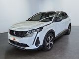 un SUV blanc garé dans une pièce au sol noir
