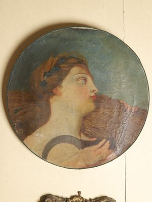 un tableau représentant une femme tenant un chat, accroché au mur