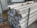un tas de tuyaux métalliques posés devant un bâtiment