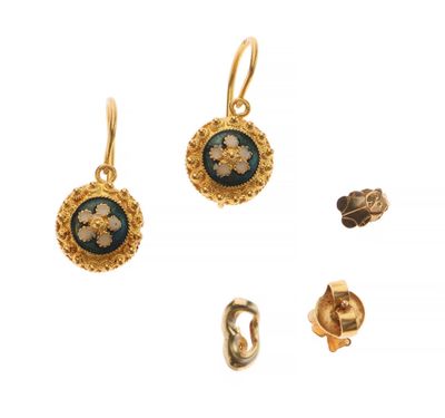 gros plan d'une paire de boucles d'oreilles sur fond blanc