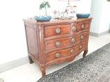 une commode en bois sur laquelle sont posés deux bols bleus