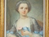 tableau représentant une femme en robe bleue tenant une fleur