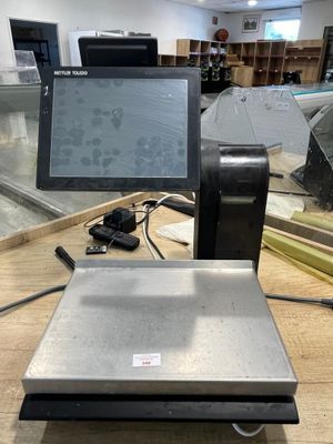 une caisse enregistreuse posée sur une table dans un magasin