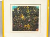 une image représentant un tableau de fleurs dans un cadre jaune