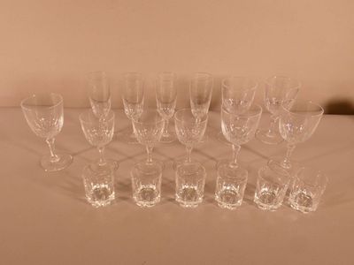 un grand nombre de verres à vin vides posés sur une table