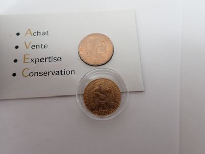 deux pièces de monnaie posées l'une à côté de l'autre sur la table