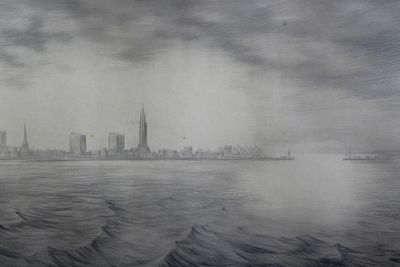 tableau représentant une vue de la ville depuis l'eau, avec un bateau au premier plan