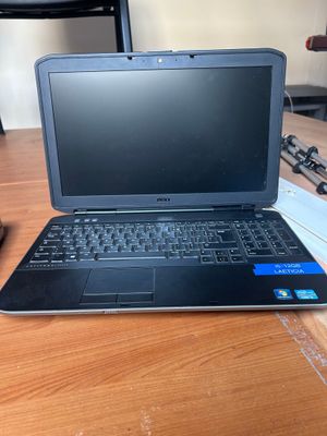 un ordinateur portable posé sur une table
