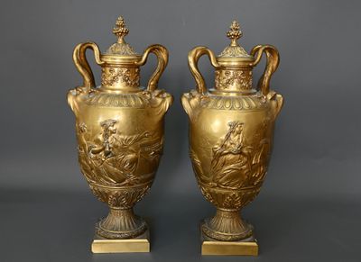 paire de vases anciens en laiton avec anses et poignées