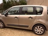 une petite voiture argentée garée sur le bord de la route
