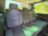 Les sièges arrière de la voiture sont propres et prêts à être utilisés.