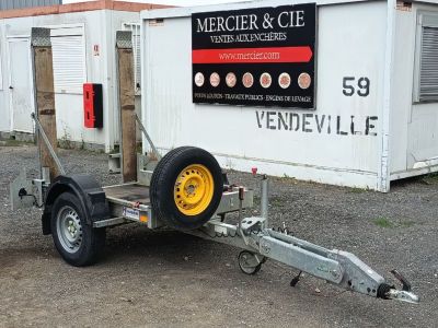 a trailer with a trailer attached to it in front of a building