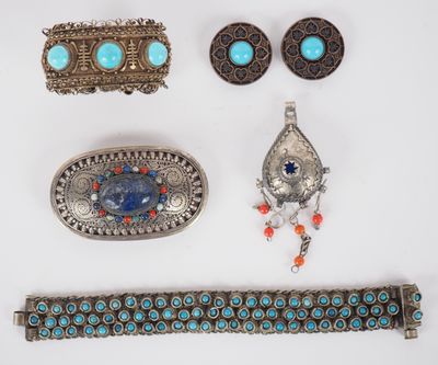 un assortiment de bijoux en argent et en turquoise, comprenant une ceinture, un bracelet et une broche