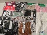 un tas de vêtements posés sur une table