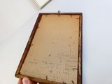 une personne tenant un morceau de papier sur lequel est écrit quelque chose