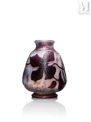 un vase orné d'une fleur, posé sur une surface blanche