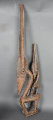 sculpture en bois représentant un oiseau et un oiseau posé sur un socle