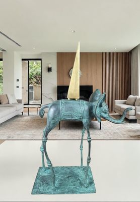 une statue d'éléphant avec un cône sur la tête