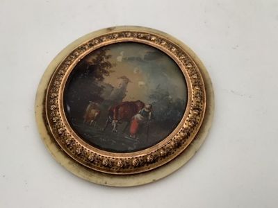 Petite miniature ronde représentant une bergère et son troup…