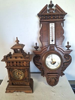 deux horloges posées l'une à côté de l'autre sur une table