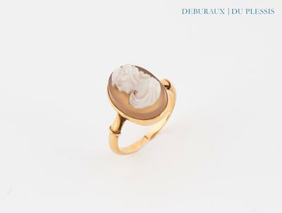 une image d'une bague en or avec une pierre blanche au centre