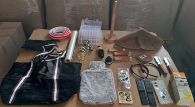 des objets disposés sur une table devant une fenêtre
