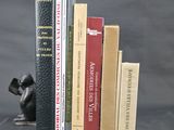 plusieurs livres empilés les uns sur les autres