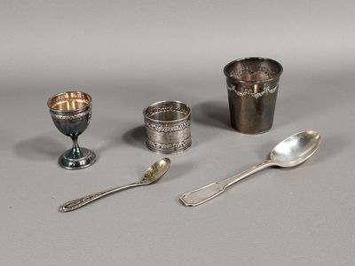 trois tasses et cuillères en argent posées les unes à côté des autres sur une table
