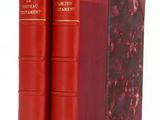 deux livres rouges posés l'un sur l'autre sur une surface blanche