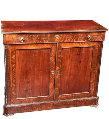 BUFFET ouvrant par deux portes et un tiroir en bois de placa…