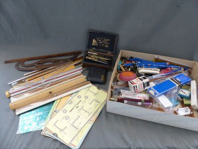 une boîte remplie de livres et d'autres objets posée sur un lit