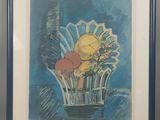 tableau représentant un vase rempli de fruits posé sur une table, avec une horloge en arrière-plan