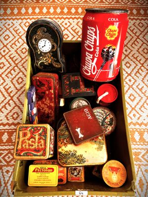 une boîte remplie d'articles divers, parmi lesquels une canette de Coca-Cola