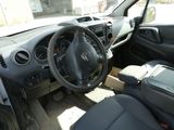 une photo du tableau de bord d'une voiture avec un volant