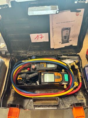 une boîte à outils contenant un multimètre et des fils