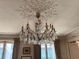 un lustre au milieu du salon