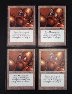 quatre cartes représentant une pieuvre, posées sur une table