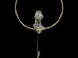 une image représentant une sculpture d'une femme portant un anneau autour du cou