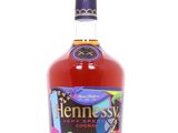 une bouteille de bourbon « Hennessy's Kentucky » sur fond blanc