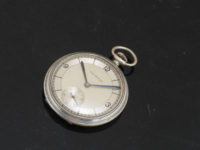 une montre de poche en argent posée sur une surface noire