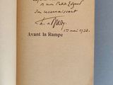 un livre ouvert sur lequel figure une note manuscrite