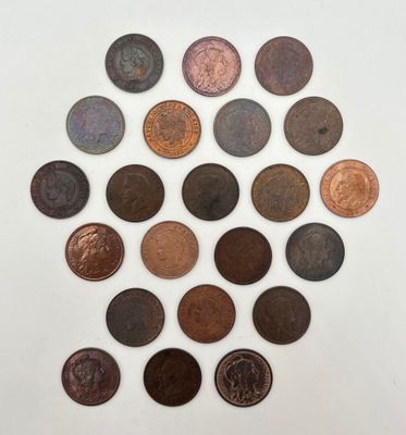 gros plan d'un paquet de pièces de monnaie posé sur une table