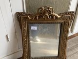 une photo d'un miroir posé par terre à côté d'une chaise