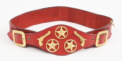 ceinture en cuir rouge avec des boucles en forme d'étoile dorée sur fond blanc