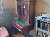 un piano dans une pièce où se trouvent un lit et une bibliothèque