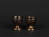 paire de tasses anciennes en métal argenté sur fond noir