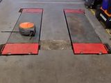 un petit objet orange posé sur le sol d'un garage