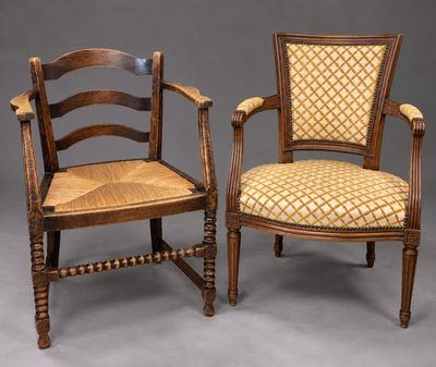 une paire de chaises à dossier en chêne et en rotin datant du début du XXe siècle