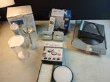 un grand nombre d'objets posés sur une table