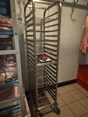 une photo d'une cuisine avec une étagère remplie d'aliments